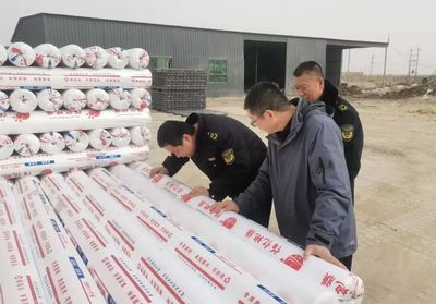 尉犁县市场监督管理局开展农用地膜监管专项行动 守护农田“保护衣”